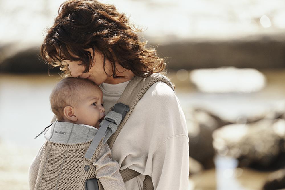 De ce parintii din toata lumea aleg BabyBjorn — si ce spune asta despre felul in care vor sa creasca