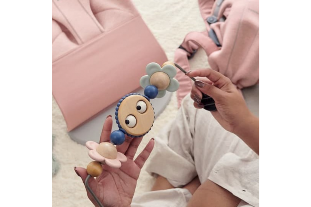 Design sigur si practic cu bara de jucarii BabyBjörn