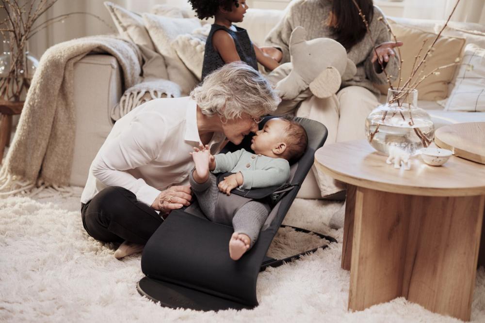 Forbes Vetted recomanda Balansoarul ergonomic Balance Soft de la Baby Bjorn