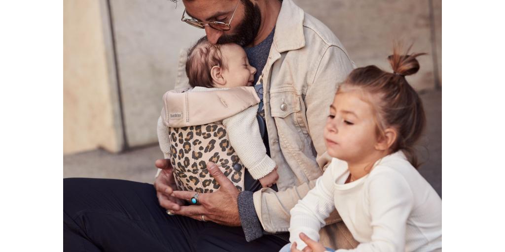 BabyBjorn - 50 de ani de purtare pentru 50 de milioane de bebelusi