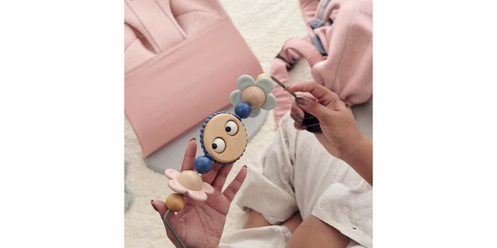 Design sigur si practic cu bara de jucarii BabyBjörn