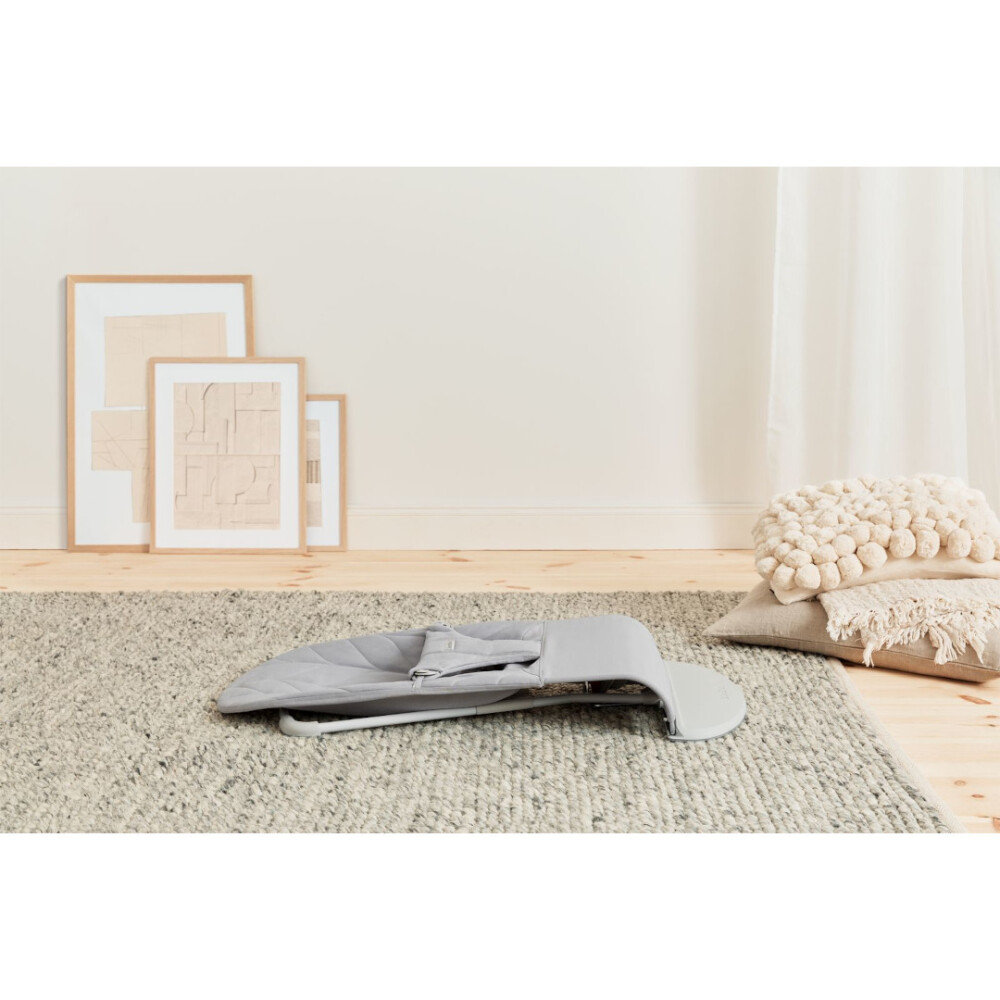 BabyBjorn - Balansoar Bliss Light Grey cu aspect delicat de petala, tesatura matlasata