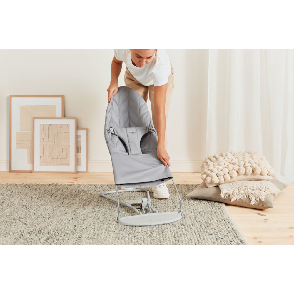 BabyBjorn - Balansoar Bliss Light Grey cu aspect delicat de petala, tesatura matlasata