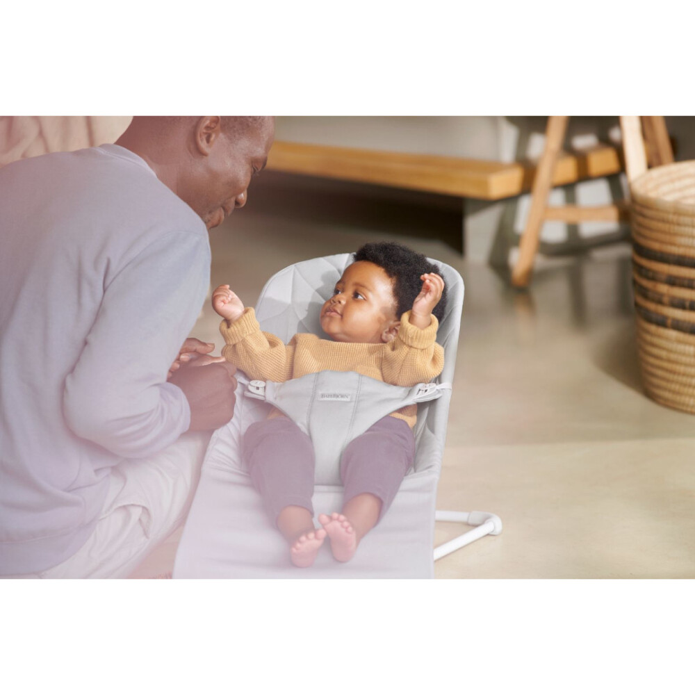 BabyBjorn - Balansoar Bliss Light Grey cu aspect delicat de petala, tesatura matlasata
