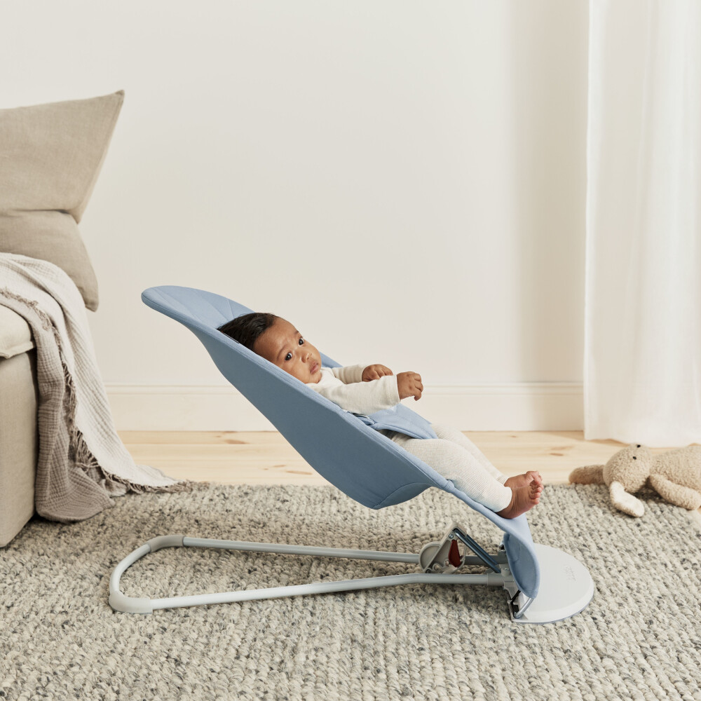 BabyBjorn - Balansoar Bliss Blue cu aspect delicat de petala, tesatura matlasata