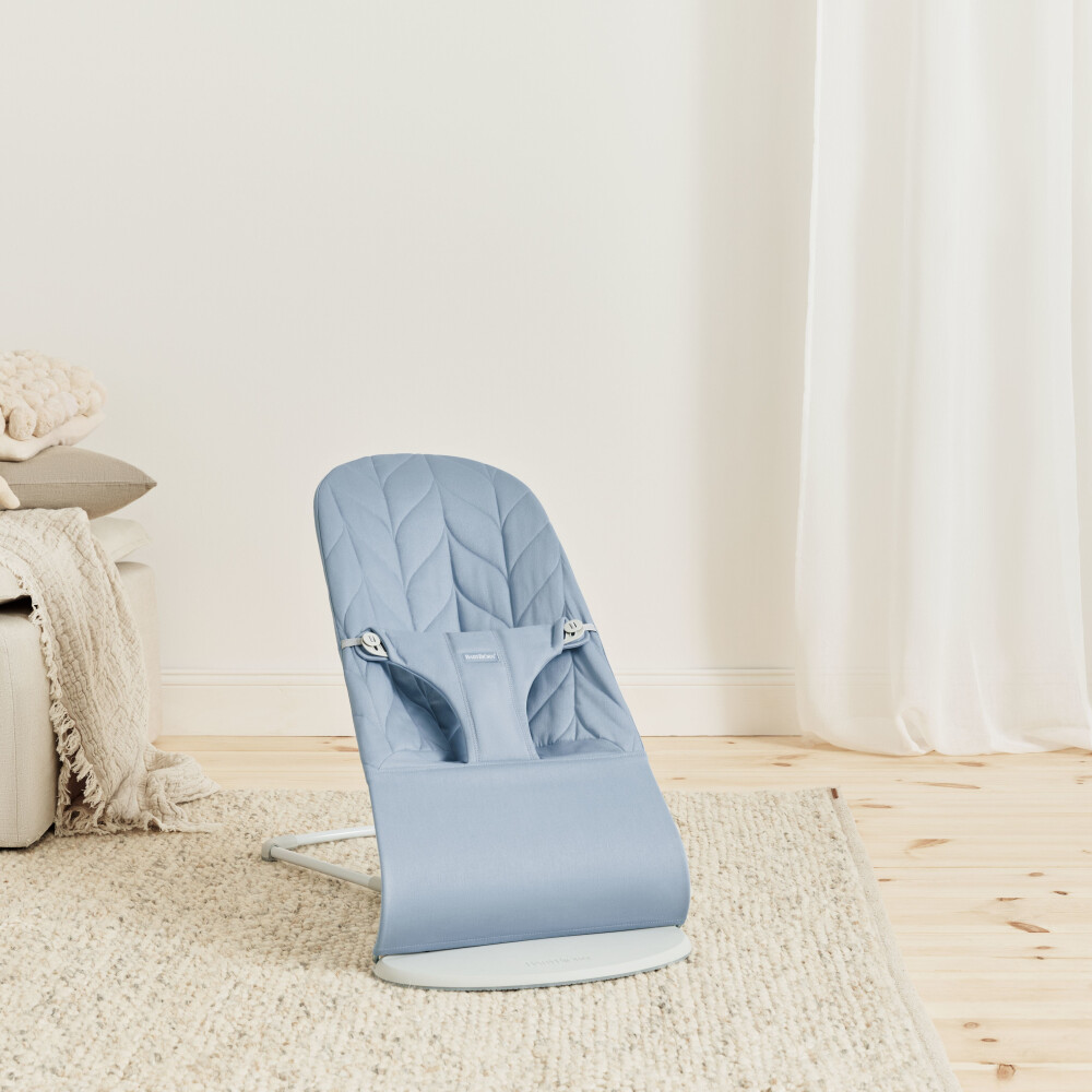BabyBjorn - Balansoar Bliss Blue cu aspect delicat de petala, tesatura matlasata