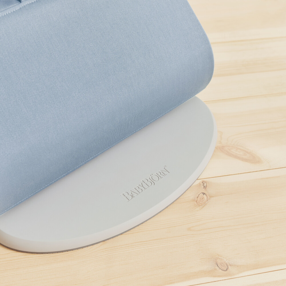 BabyBjorn - Balansoar Bliss Blue cu aspect delicat de petala, tesatura matlasata