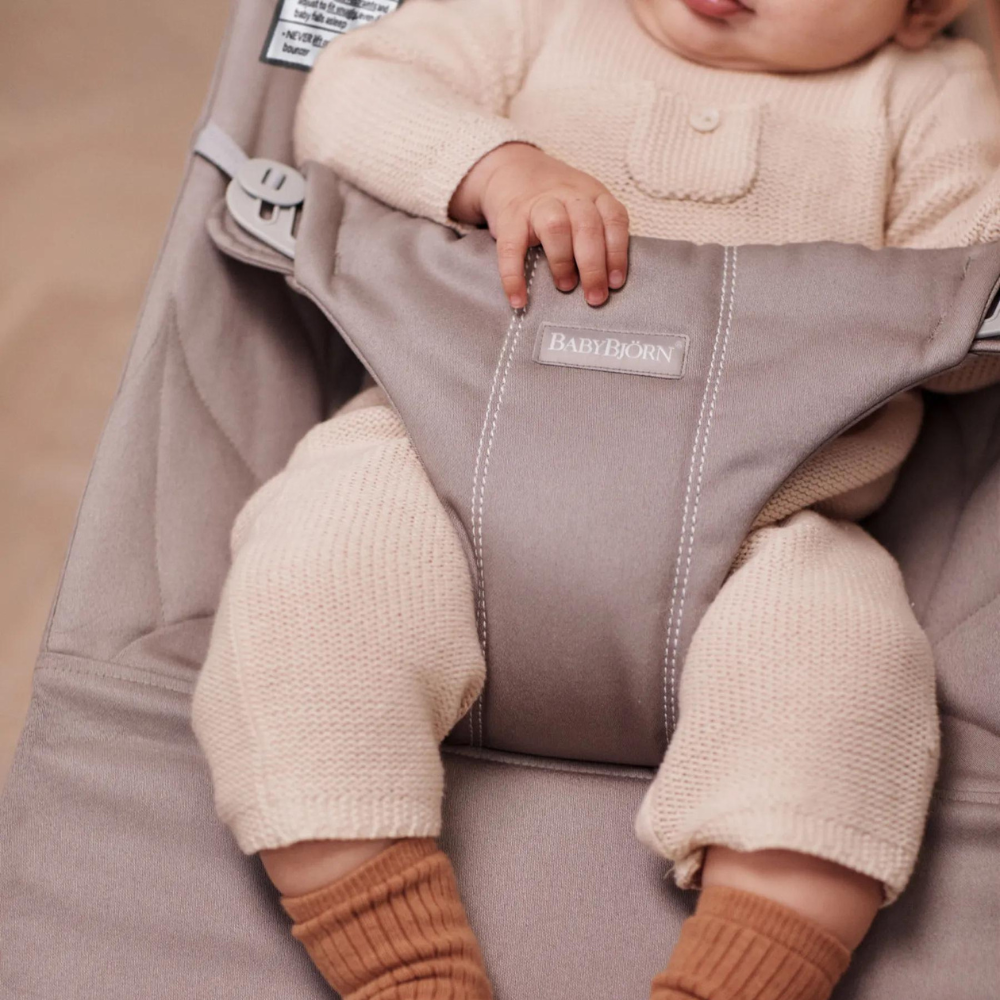 BabyBjorn - Balansoar Bliss Sand Gray cu aspect delicat de petala, tesatura matlasata