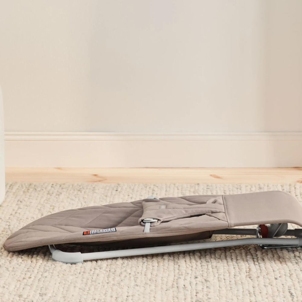 BabyBjorn - Balansoar Bliss Sand Gray cu aspect delicat de petala, tesatura matlasata