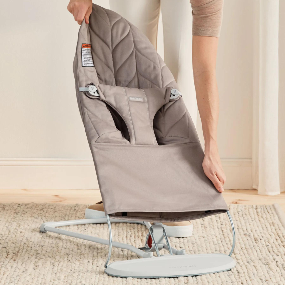 BabyBjorn - Balansoar Bliss Sand Gray cu aspect delicat de petala, tesatura matlasata