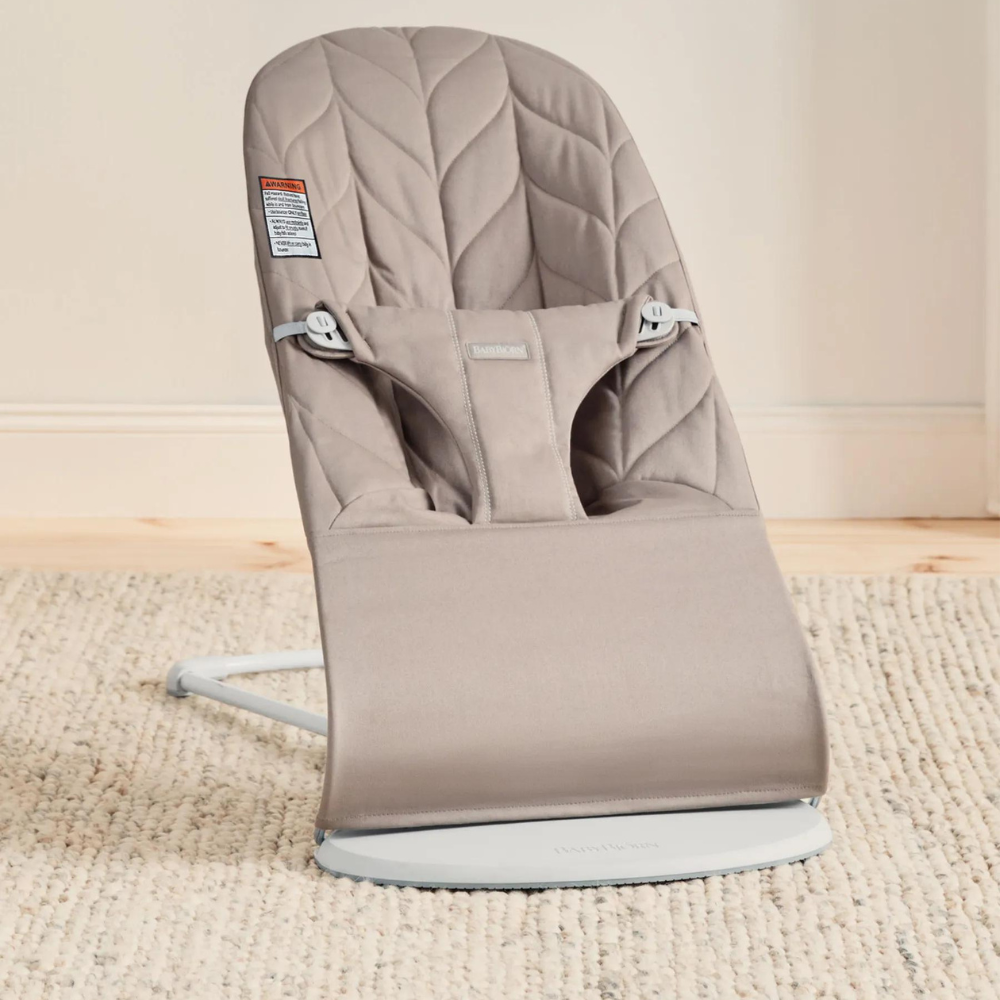 BabyBjorn - Balansoar Bliss Sand Gray cu aspect delicat de petala, tesatura matlasata
