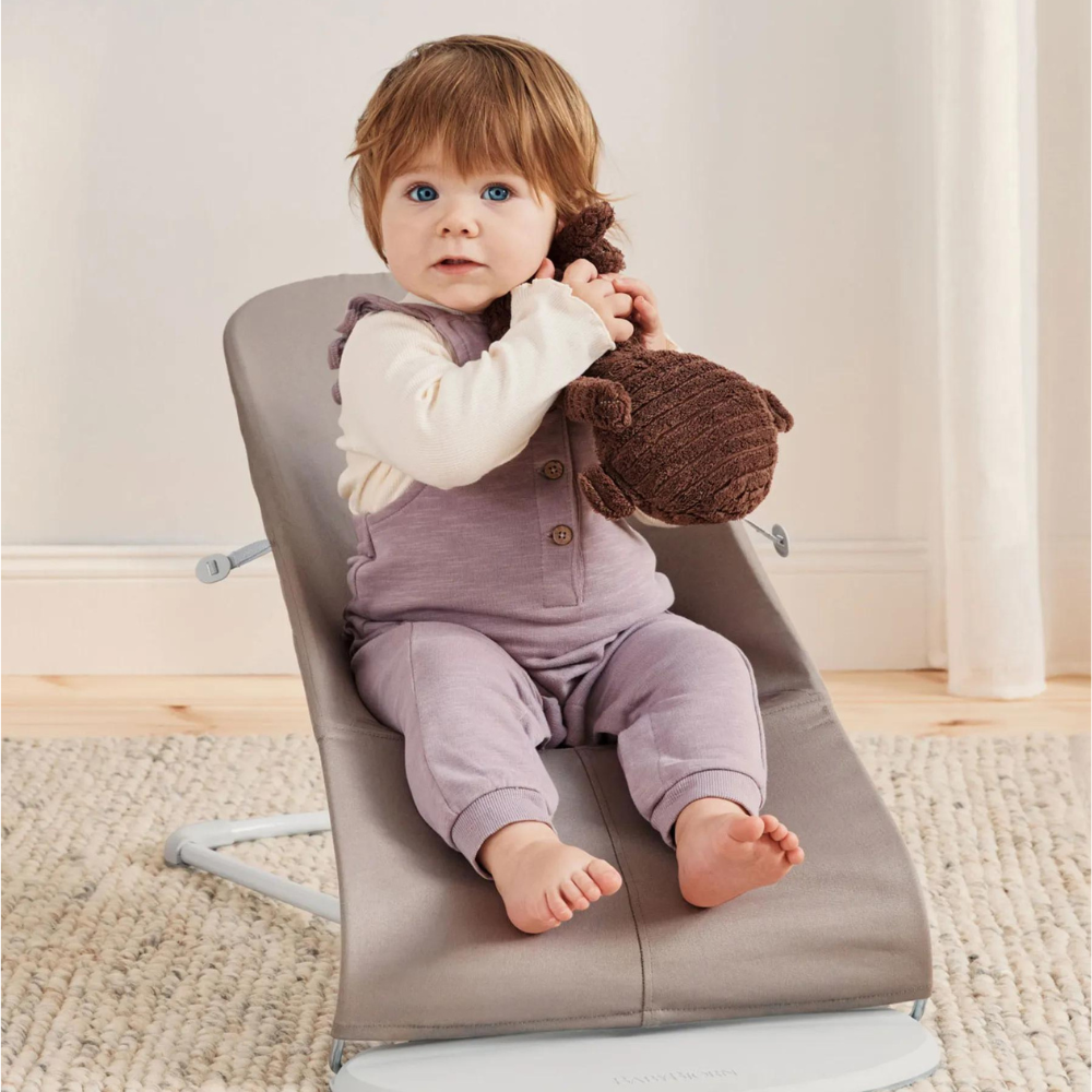 BabyBjorn - Balansoar Bliss Sand Gray cu aspect delicat de petala, tesatura matlasata
