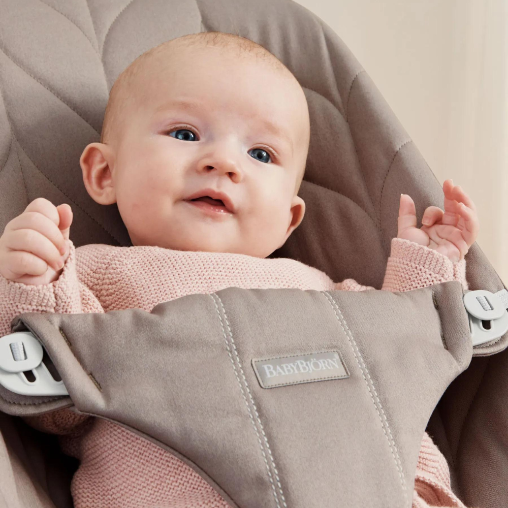 BabyBjorn - Balansoar Bliss Sand Gray cu aspect delicat de petala, tesatura matlasata