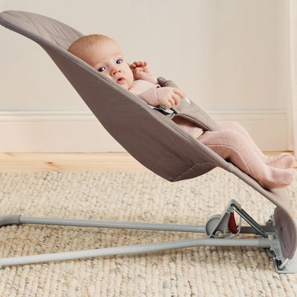BabyBjorn - Balansoar Bliss Sand Gray cu aspect delicat de petala, tesatura matlasata