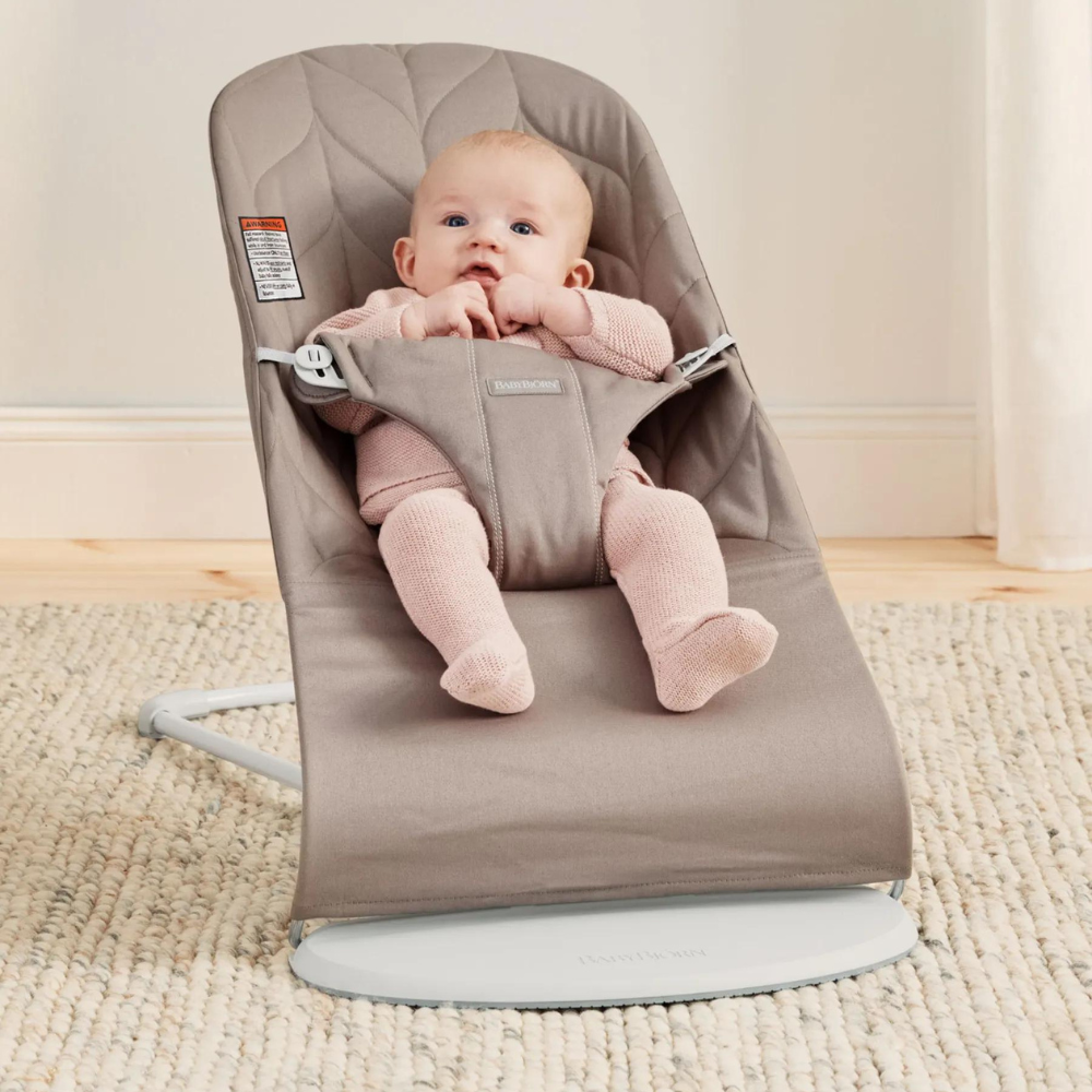 BabyBjorn - Balansoar Bliss Sand Gray cu aspect delicat de petala, tesatura matlasata