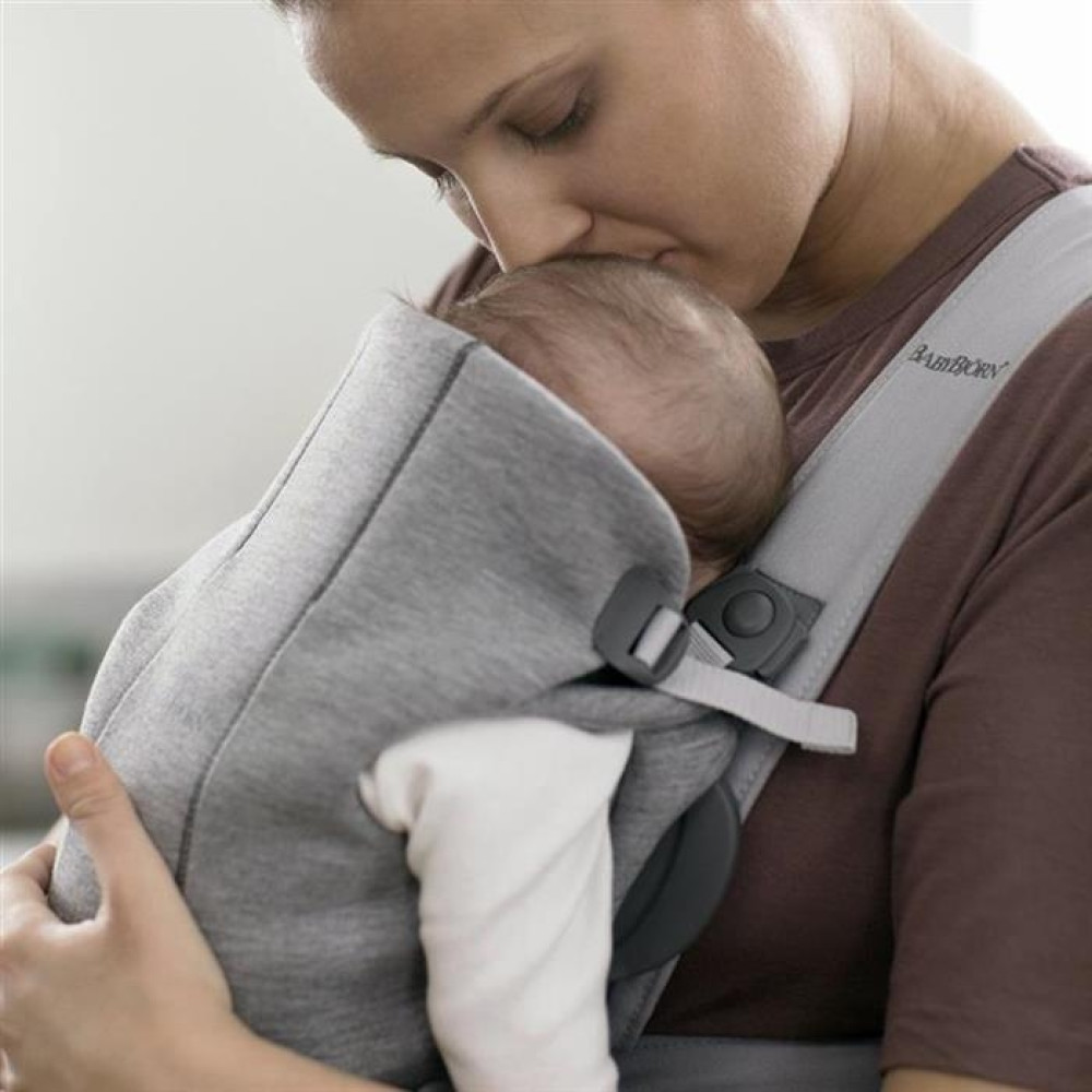BabyBjorn - Marsupiu anatomic Mini, cu pozitii multiple de purtare, Light Grey, 3D Jersey