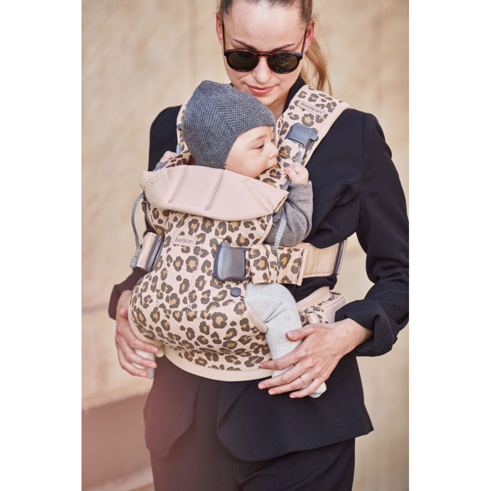 BabyBjorn - Marsupiu anatomic One, cu pozitii multiple de purtare Beige/Leopard Bumbac - Editie Limitata