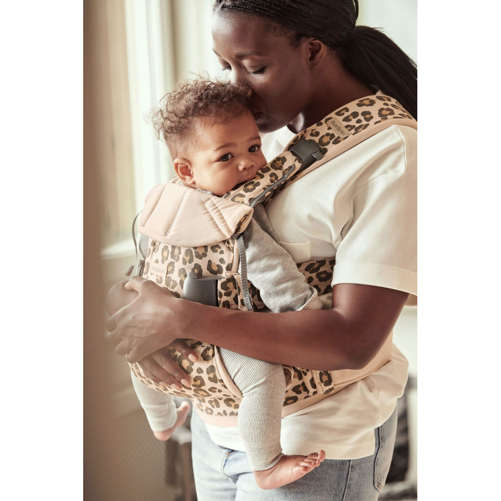 BabyBjorn - Marsupiu anatomic One, cu pozitii multiple de purtare Beige/Leopard Bumbac - Editie Limitata