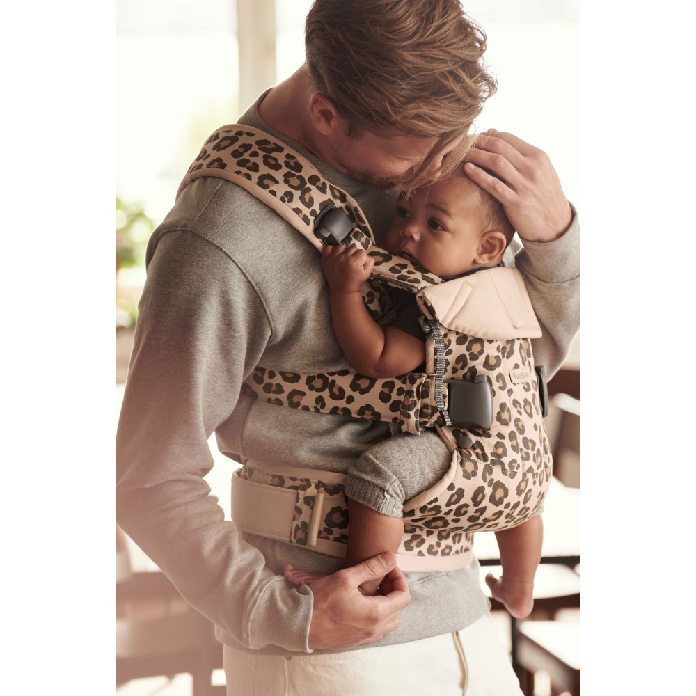 BabyBjorn - Marsupiu anatomic One, cu pozitii multiple de purtare Beige/Leopard Bumbac - Editie Limitata