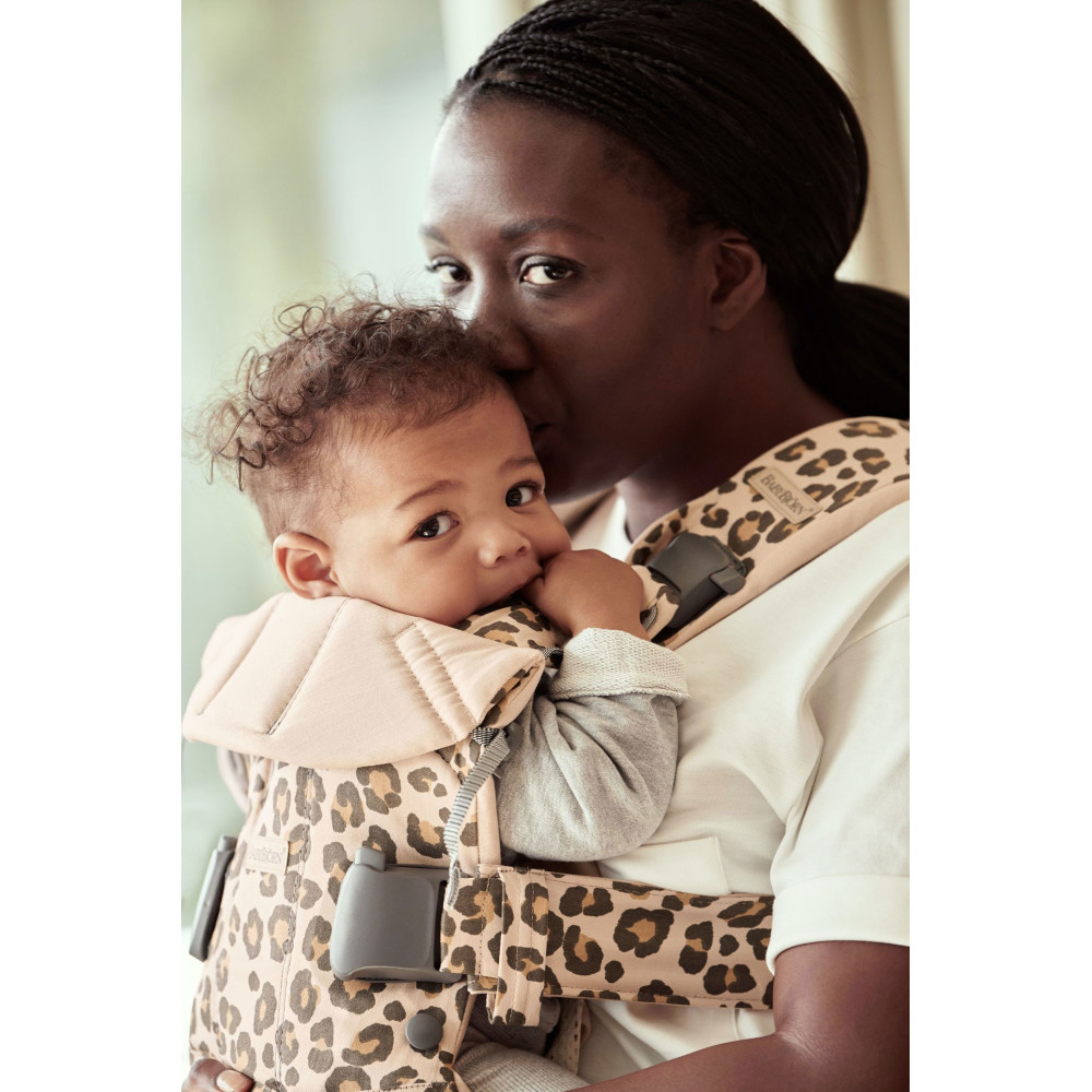 BabyBjorn - Marsupiu anatomic One, cu pozitii multiple de purtare Beige/Leopard Bumbac - Editie Limitata