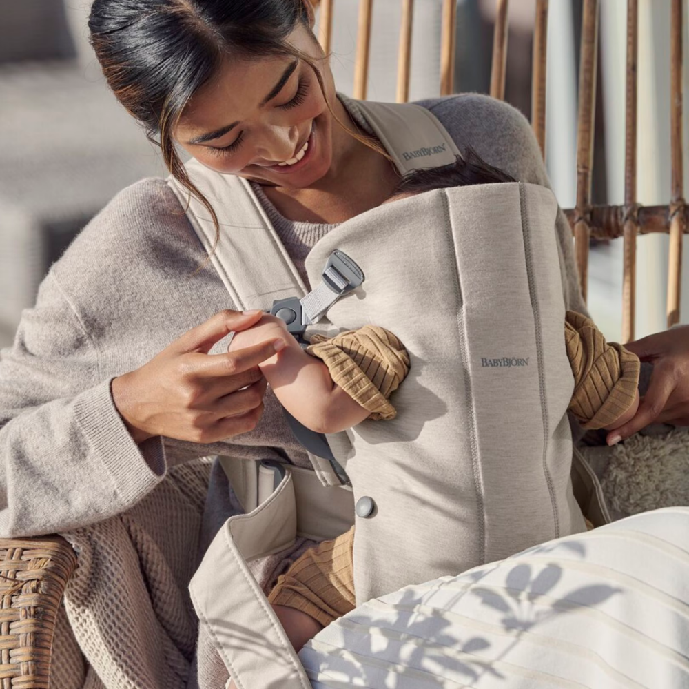 BabyBjorn - Marsupiu anatomic Mini, cu pozitii multiple de purtare, Light Beige, 3D Jersey