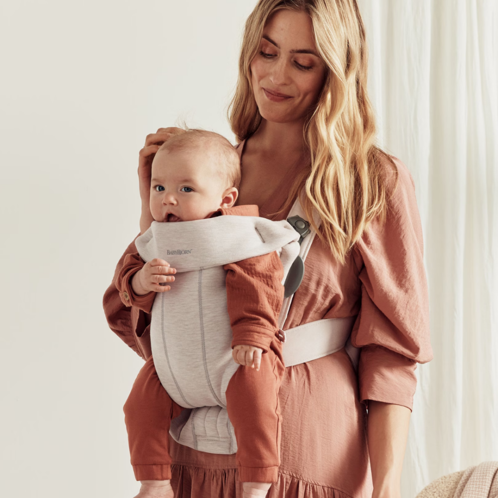 BabyBjorn - Marsupiu anatomic Mini, cu pozitii multiple de purtare, Light Beige, 3D Jersey