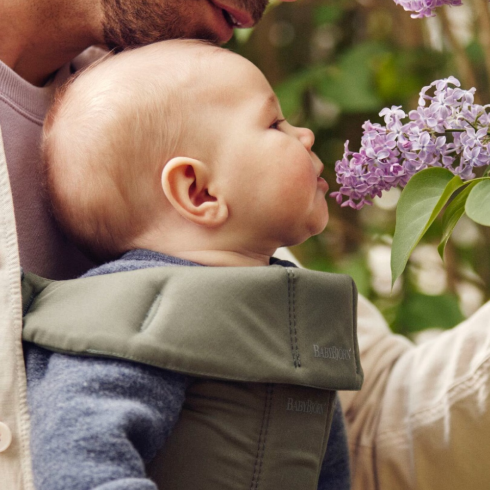 BabyBjorn - Marsupiu anatomic Mini, cu pozitii multiple de purtare, Dark Green, Tesatura