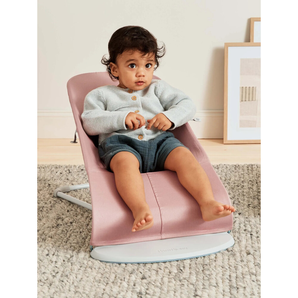 BabyBjorn - Balansoar Bliss Dusty Pink cu aspect delicat de petala, tesatura matlasata