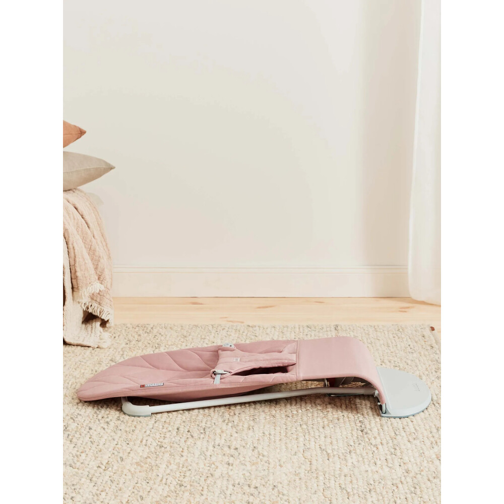 BabyBjorn - Balansoar Bliss Dusty Pink cu aspect delicat de petala, tesatura matlasata