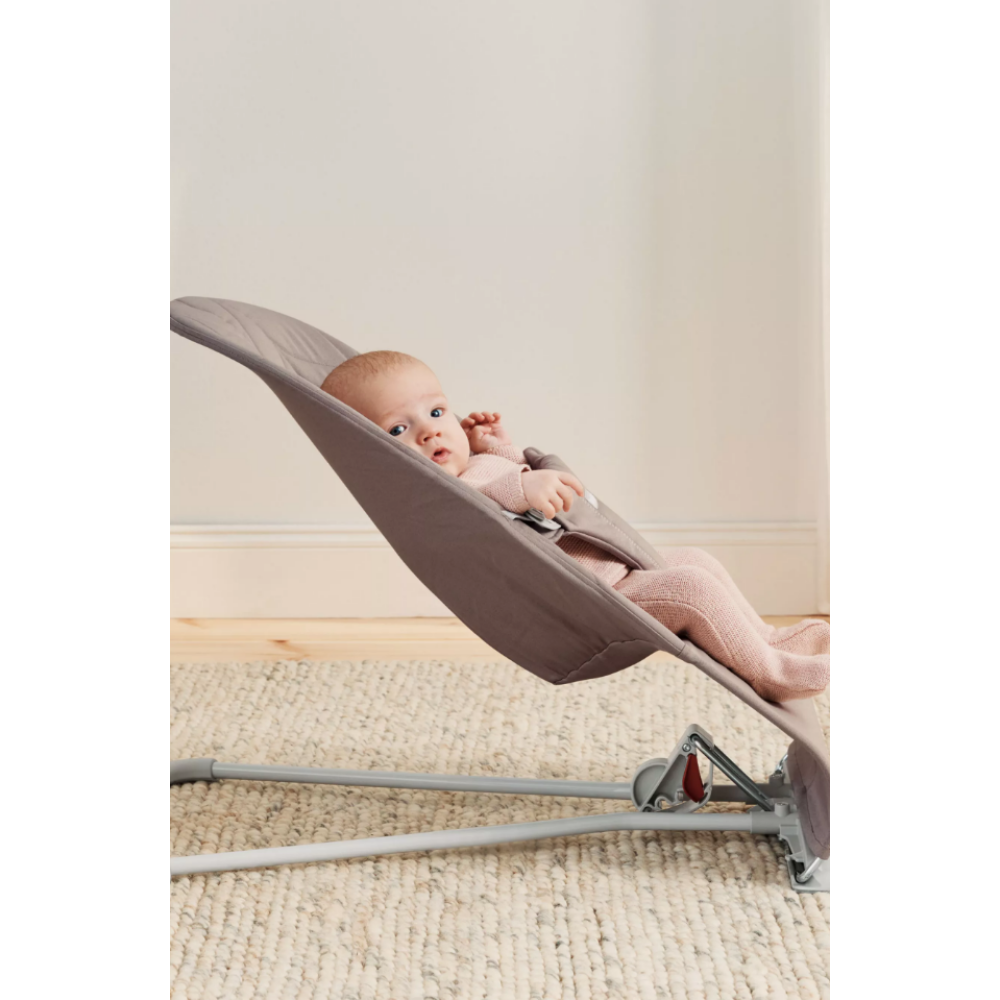 BabyBjorn - Balansoar Bliss Sand Grey din tesatura matlasata cu aspect Clasic, cu bara de jucarii inclusa