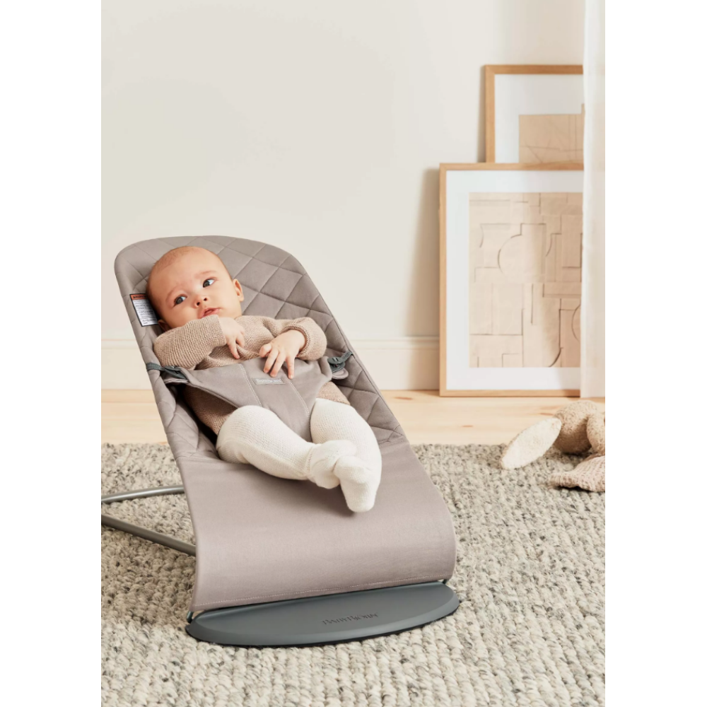 BabyBjorn - Balansoar Bliss Sand Grey din tesatura matlasata cu aspect Clasic, cu bara de jucarii inclusa