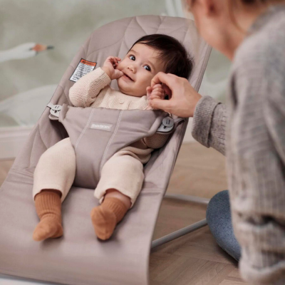 BabyBjorn - Balansoar Bliss Sand Gray cu aspect delicat de petala, tesatura matlasata
