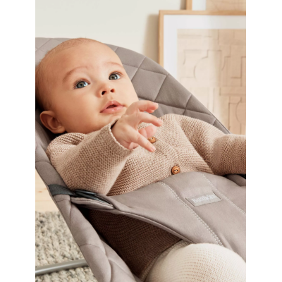 BabyBjorn - Balansoar Bliss Sand Grey din tesatura matlasata cu aspect Clasic, cu bara de jucarii inclusa