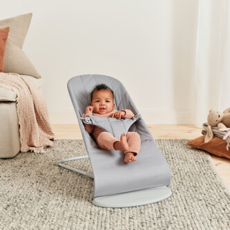 BabyBjorn - Balansoar Bliss Light Grey cu aspect delicat de petala, tesatura matlasata