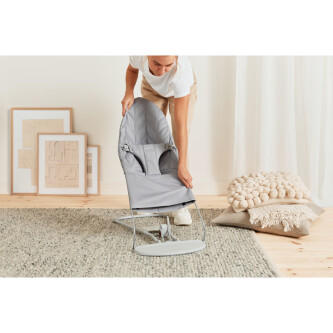 BabyBjorn - Balansoar Bliss Light Grey cu aspect delicat de petala, tesatura matlasata