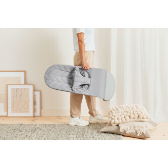 BabyBjorn - Balansoar Bliss Light Grey cu aspect delicat de petala, tesatura matlasata