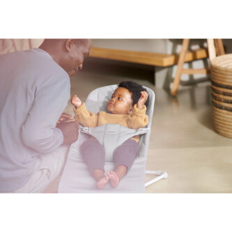 BabyBjorn - Balansoar Bliss Light Grey cu aspect delicat de petala, tesatura matlasata