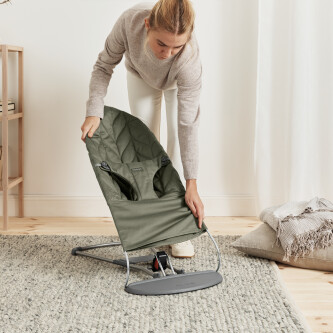 BabyBjorn - Balansoar Bliss Dark Green cu aspect delicat de petala, tesatura matlasata