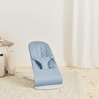 BabyBjorn - Balansoar Bliss Blue cu aspect delicat de petala, tesatura matlasata