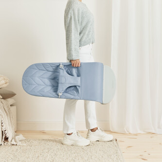BabyBjorn - Balansoar Bliss Blue cu aspect delicat de petala, tesatura matlasata