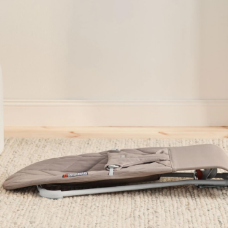 BabyBjorn - Balansoar Bliss Sand Gray cu aspect delicat de petala, tesatura matlasata