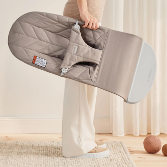 BabyBjorn - Balansoar Bliss Sand Gray cu aspect delicat de petala, tesatura matlasata