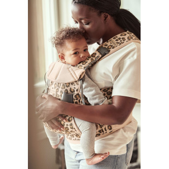BabyBjorn - Marsupiu anatomic One, cu pozitii multiple de purtare Beige/Leopard Bumbac - Editie Limitata