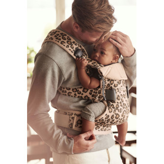 BabyBjorn - Marsupiu anatomic One, cu pozitii multiple de purtare Beige/Leopard Bumbac - Editie Limitata