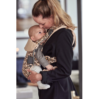 BabyBjorn - Marsupiu anatomic One, cu pozitii multiple de purtare Beige/Leopard Bumbac - Editie Limitata