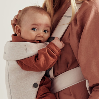 BabyBjorn - Marsupiu anatomic Mini, cu pozitii multiple de purtare, Light Beige, 3D Jersey