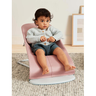 BabyBjorn - Balansoar Bliss Dusty Pink cu aspect delicat de petala, tesatura matlasata, cu bara de jucarii inclusa
