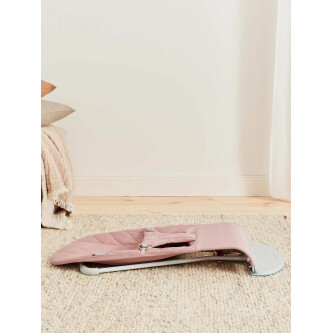 BabyBjorn - Balansoar Bliss Dusty Pink cu aspect delicat de petala, tesatura matlasata