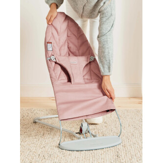 BabyBjorn - Balansoar Bliss Dusty Pink cu aspect delicat de petala, tesatura matlasata