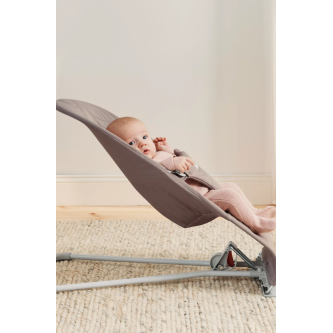 BabyBjorn - Balansoar Bliss Sand Grey din tesatura matlasata cu aspect Clasic, cu bara de jucarii inclusa